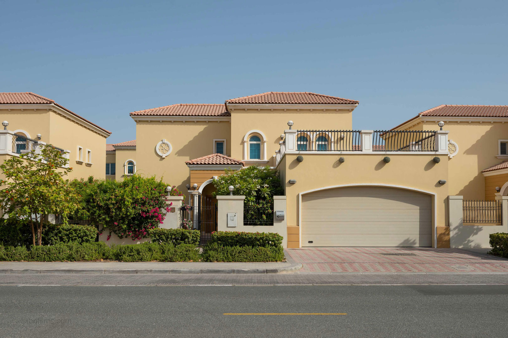 Wide-angle outdoor architecture photography capturing a modern open space in Dubai