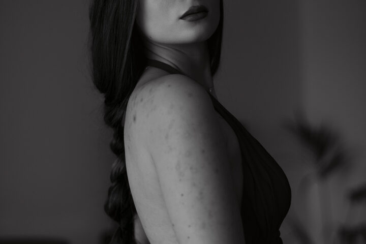 Black and white fashion portrait photography in Dubai showcasing timeless elegance and expressive styling