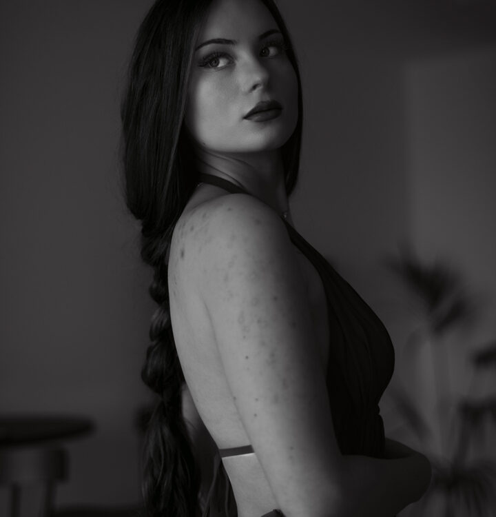 Black and white fashion portrait photography in Dubai showcasing timeless elegance and expressive styling